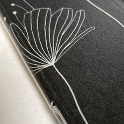 【軽量】北欧風　ボタニカル　凛とした花　ブラック  iPadケース アイパッド iPadカバー 3枚目の画像