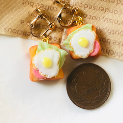 ミニチュア朝食こんがりトーストと目玉焼きたち   イヤリング/ピアス 6枚目の画像