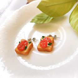 ミニチュア   トマトとクリームチーズのこんがりトースト   ピアス/イヤリング 4枚目の画像