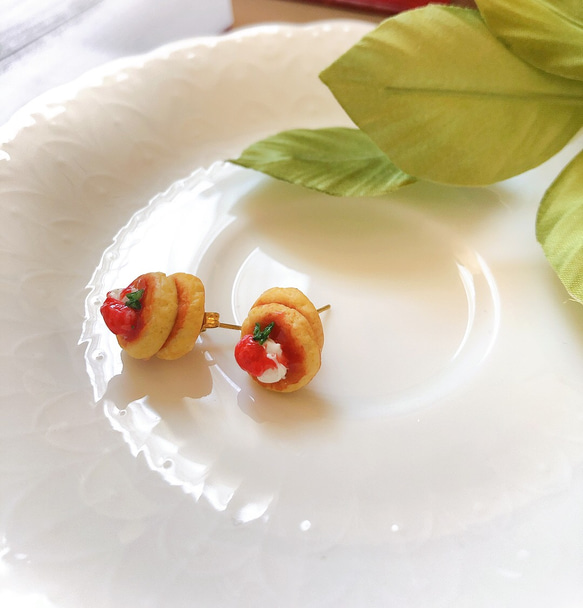 ミニチュアいちごと生クリームのデザートパンケーキ  ピアス 4枚目の画像