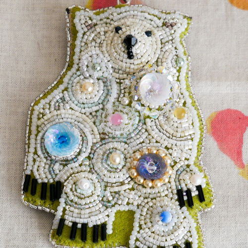 白くまビーズ刺繍ブローチ ブローチ Ark 通販 8443054｜Creema