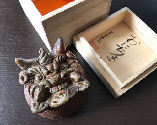 鬼瓦型のおちょこ おにちょこ ぐい呑コレクションに 酒器 逆さに立ち