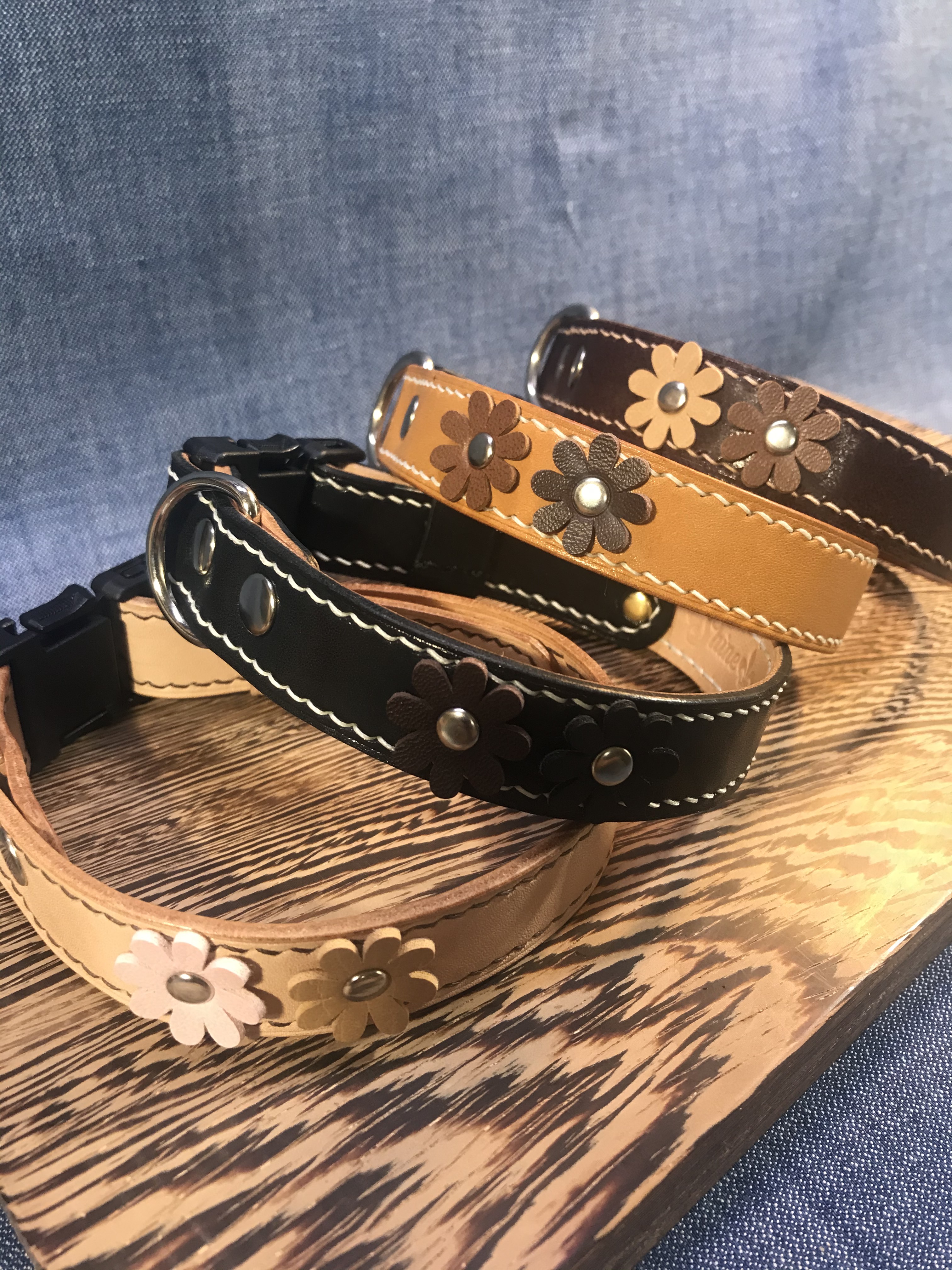 Sサイズ 本革花柄レザー首輪　ワンタッチ式　小型犬用Sサイズ　調整可能