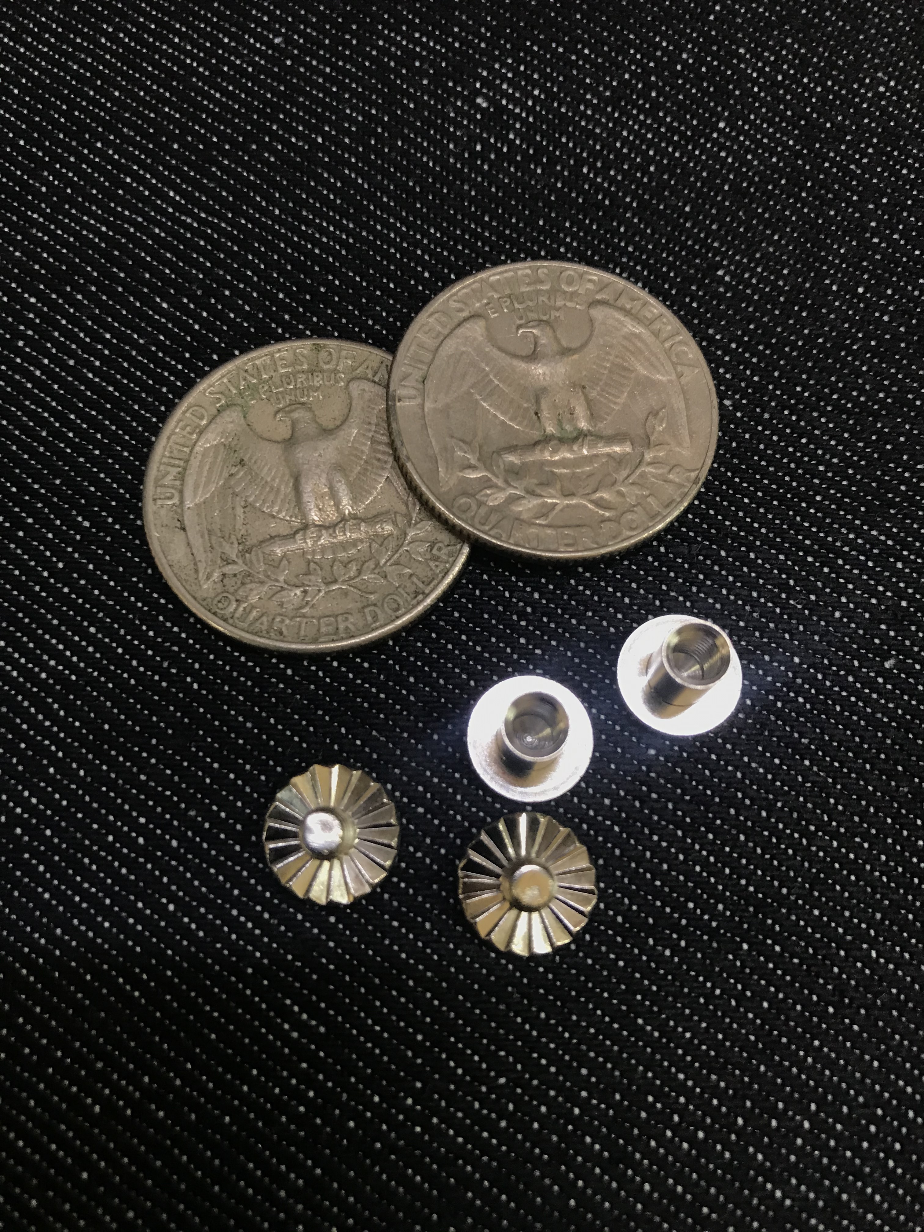 本革レザー首輪　ボタンダウン風ワンタッチ式　小型犬用