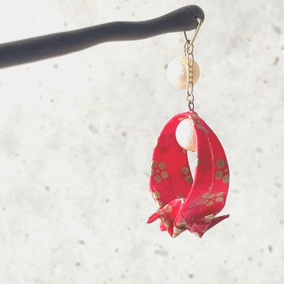 【送料無料】かんざし 木 揺れる 普段使い ハンドメイド 日本伝統 折り紙 折鶴 撥水仕上 職人技 赤 夏祭 プレゼント 2枚目の画像