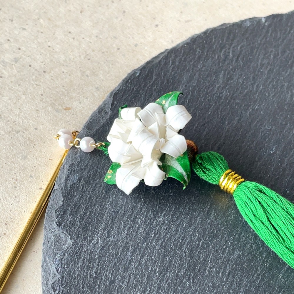 【送料・ギフト包装無料】かんざし 木 揺れる 普段使い ハンドメイド 折り紙使用 撥水仕上  百合 白 夏祭 プレゼント