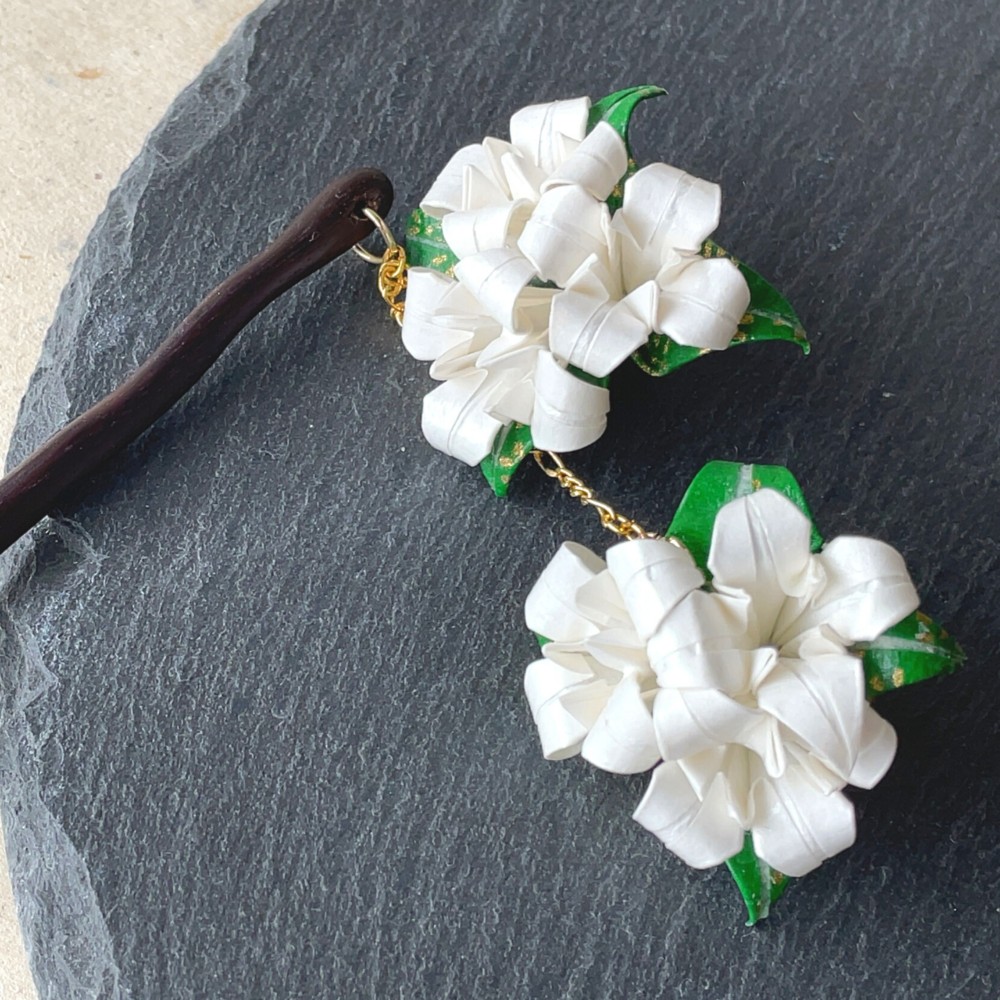 【送料・ギフト包装無料】かんざし 木 揺れる 普段使い ハンドメイド 折り紙使用 撥水仕上 百合 白 夏祭り プレゼント