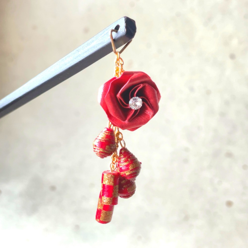 【送料・ギフト包装無料】かんざし 木 揺れる 普段使い ハンドメイド 折り紙使用 撥水仕上 職人技 赤 夏祭 プレゼント