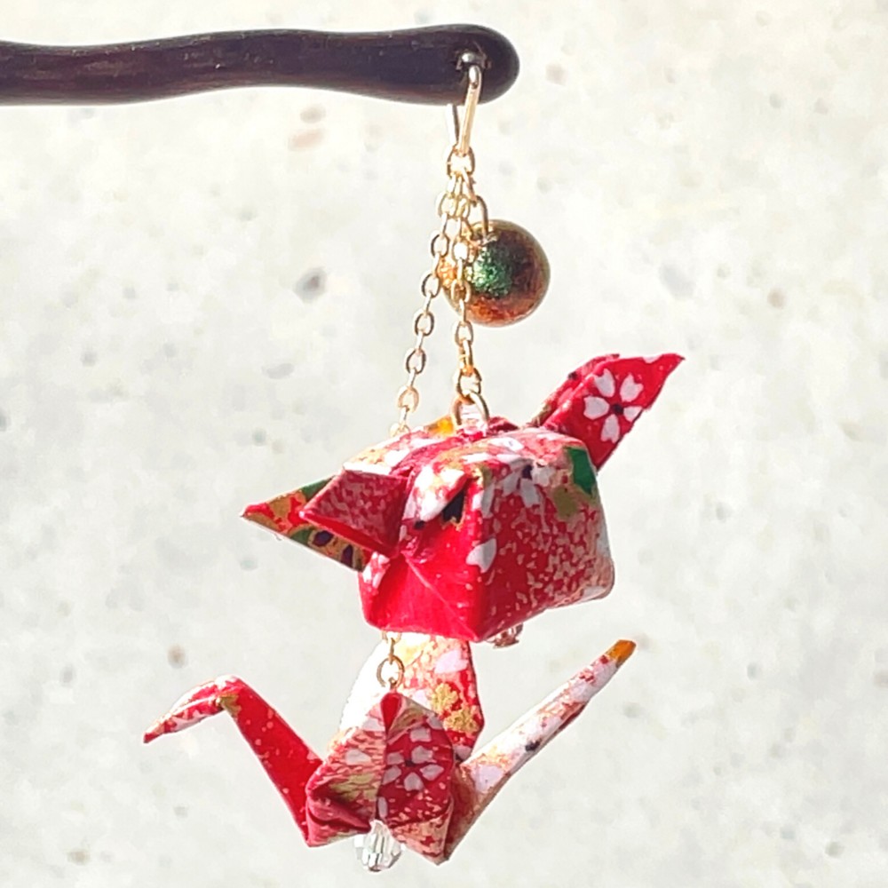 【送料・ギフト包装無料】かんざし 木 揺れる 普段使い ハンドメイド 折り紙使用 撥水仕上 職人技 赤 夏祭 プレゼント