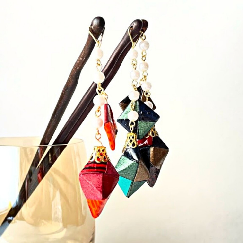 【送料・ギフト包装無料】かんざし 木 揺れる 普段使 ハンドメイド 日本伝統の折り紙使用 撥水仕上げ 職人技 全3色