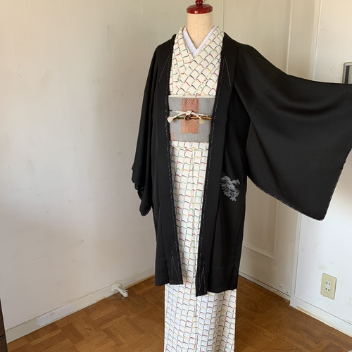 正絹 黒羽織 未使用近い 美品 正絹 袷 紋付 黒羽織 羽織紐つき