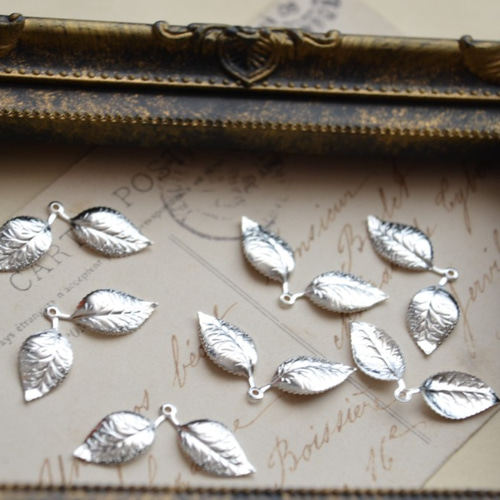 ◇送料無料◇2枚のリーフ チャーム シルバーカラー チャーム プロフ 