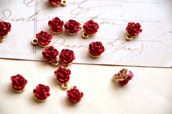 ◆送料無料◆ロマンチックな赤いバラのチャーム　約7㎜　スモール 1枚目の画像