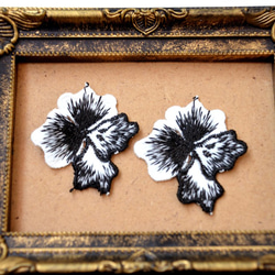 ◆全品送料無料◆Tropical flower ブラック お花のモチーフ 刺繍ワッペン風 1枚目の画像