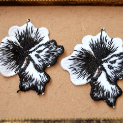 ◆全品送料無料◆Tropical flower ブラック お花のモチーフ 刺繍ワッペン風 2枚目の画像