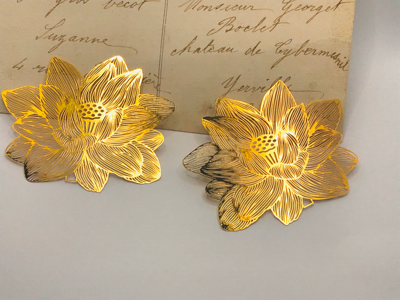 ◆送料無料◆gold lotus flower ゴールドカラー 蓮の花　チャーム 3枚目の画像