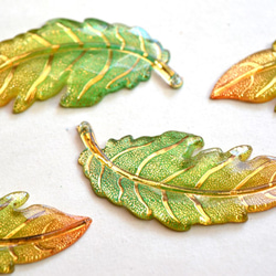 ◆送料無料◆green leaf  charm　グリーンカラー アクリル リーフチャーム 2枚目の画像