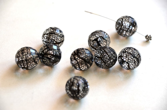 ◆送料無料◆black lace beads ブラックカラー レース模様 アクリルビーズ 1枚目の画像