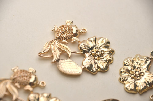 ◆送料無料◆Gold fish & lotus charm　ゴールドカラー 金魚と蓮の花のチャーム 2枚目の画像