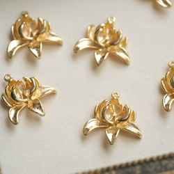 ◆送料無料◆Gold Lotus charm　蓮の花のコネクターチャーム 3枚目の画像