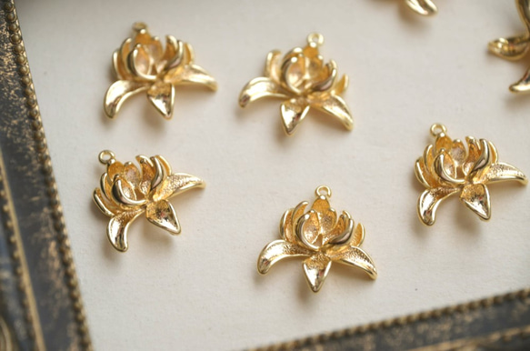 ◆送料無料◆Gold Lotus charm　蓮の花のコネクターチャーム 3枚目の画像