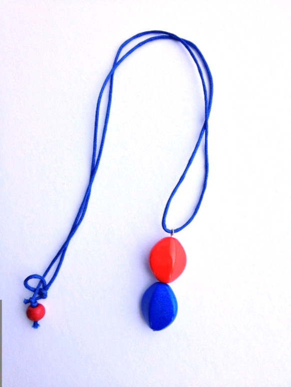 赤と青のネックレス 1枚目の画像