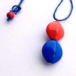 赤と青のネックレス 2枚目の画像