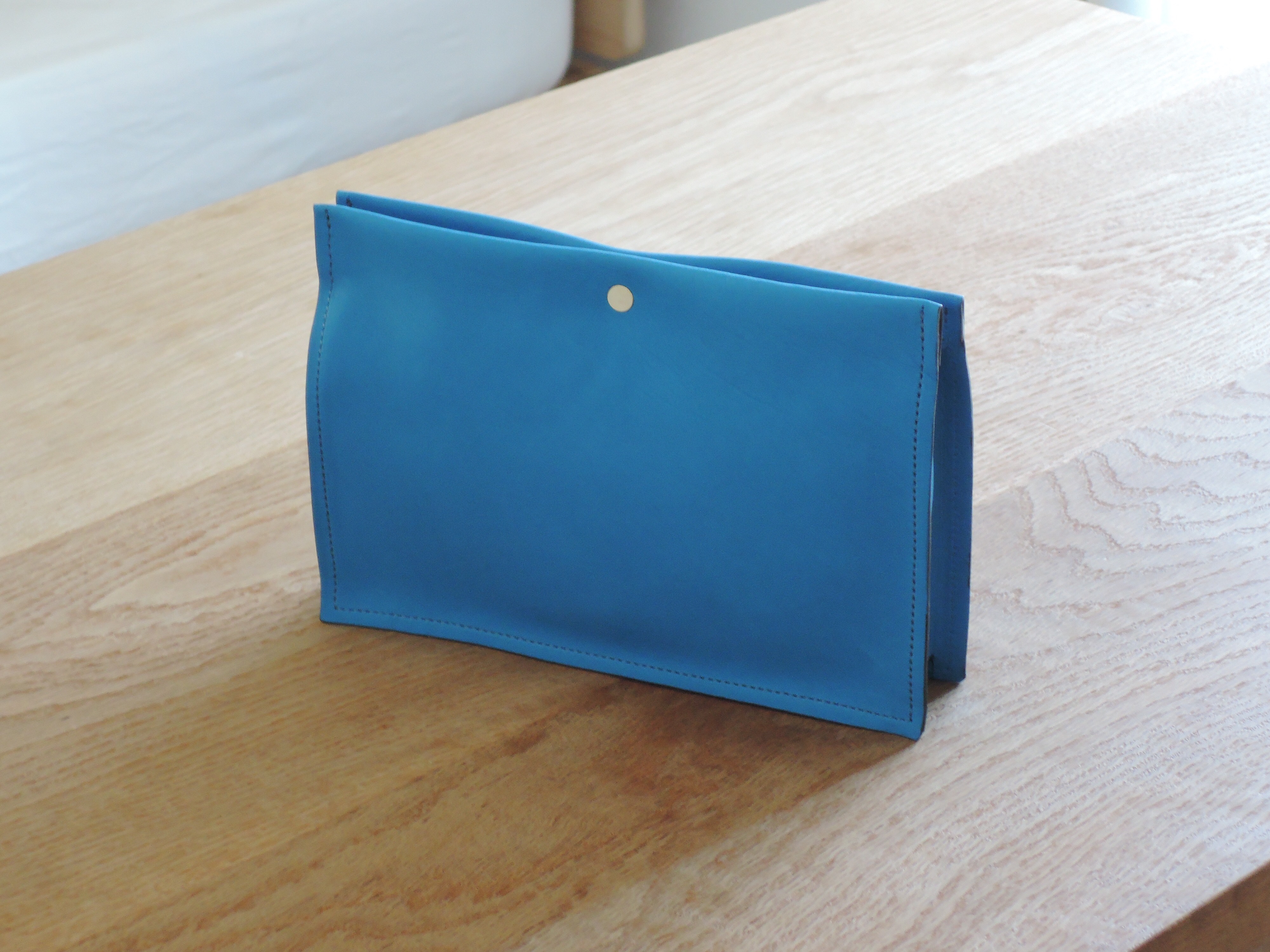 薄いのにたっぷり入る！ふんわり柔らかポーチ<爽やかブルー>