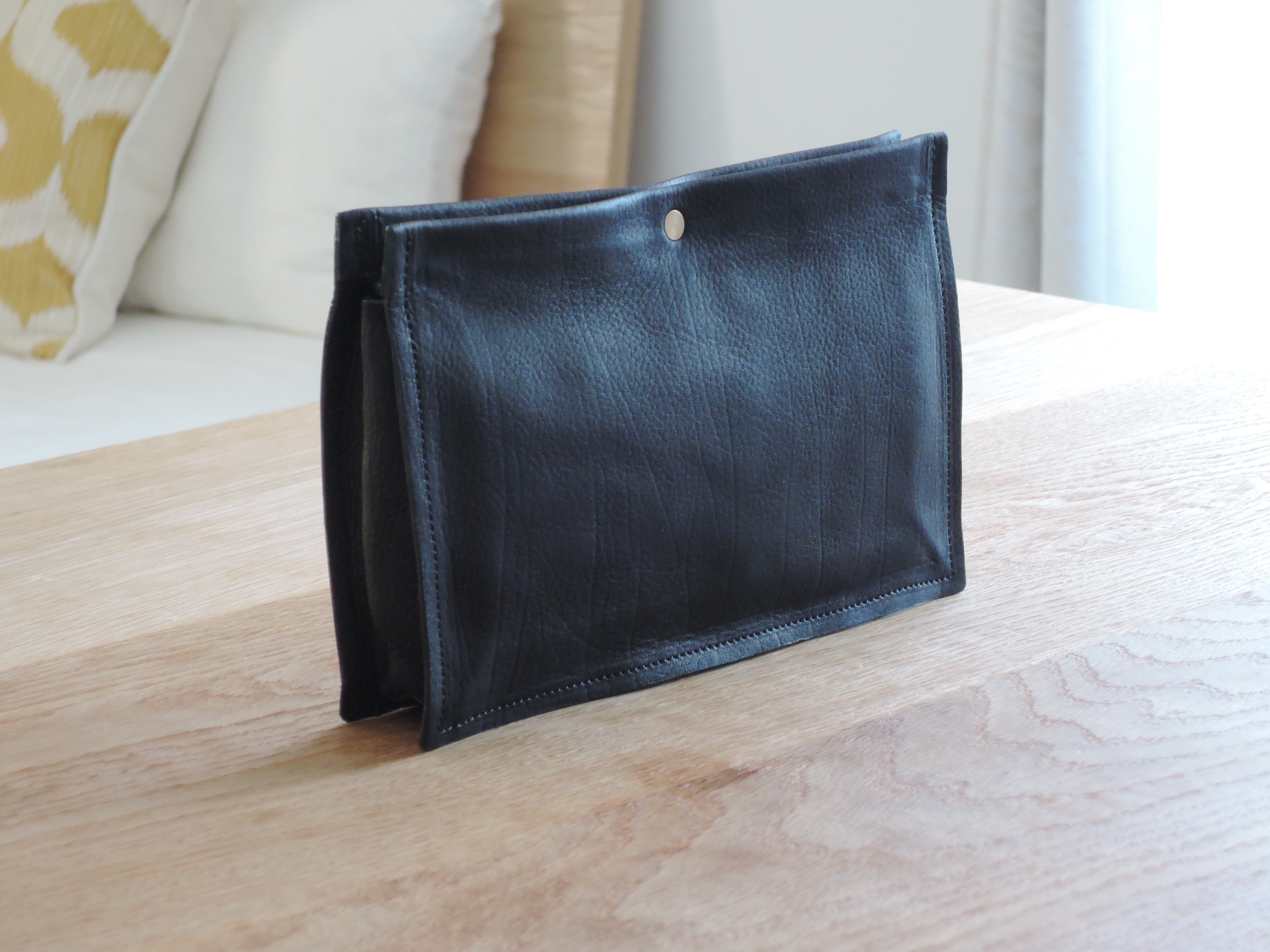 薄いのにたっぷり入る！ふんわり柔らかポーチ<ブラック>