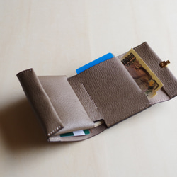 <高級革>フランスレザー使用コンパクト財布（グレージュ） 3枚目の画像
