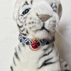 猫首輪　ネクタイ風模様　ネイビー　金×赤　寄附付き 2枚目の画像