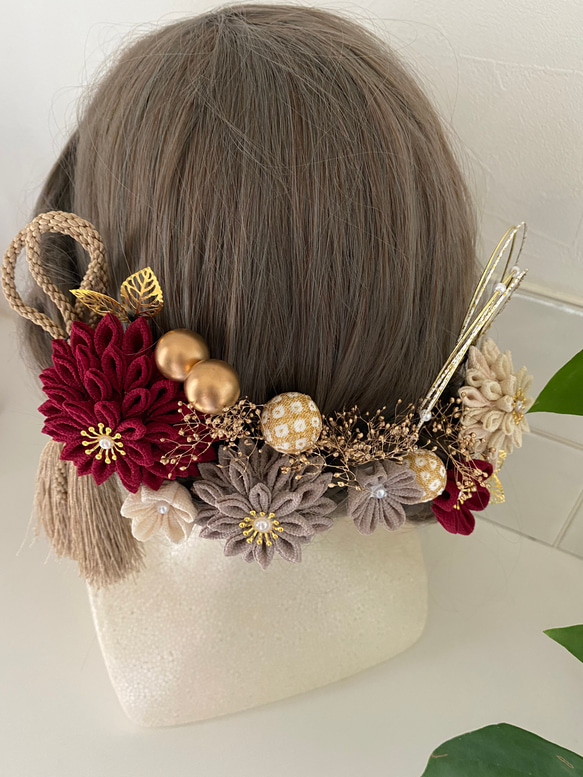 つまみ細工　ヘア飾り　ワインカラー　卒業式　卒業式髪飾り　袴　水引き　成人式用髪飾り　和装　結婚式　ヘアアクセ　色打掛 3枚目の画像