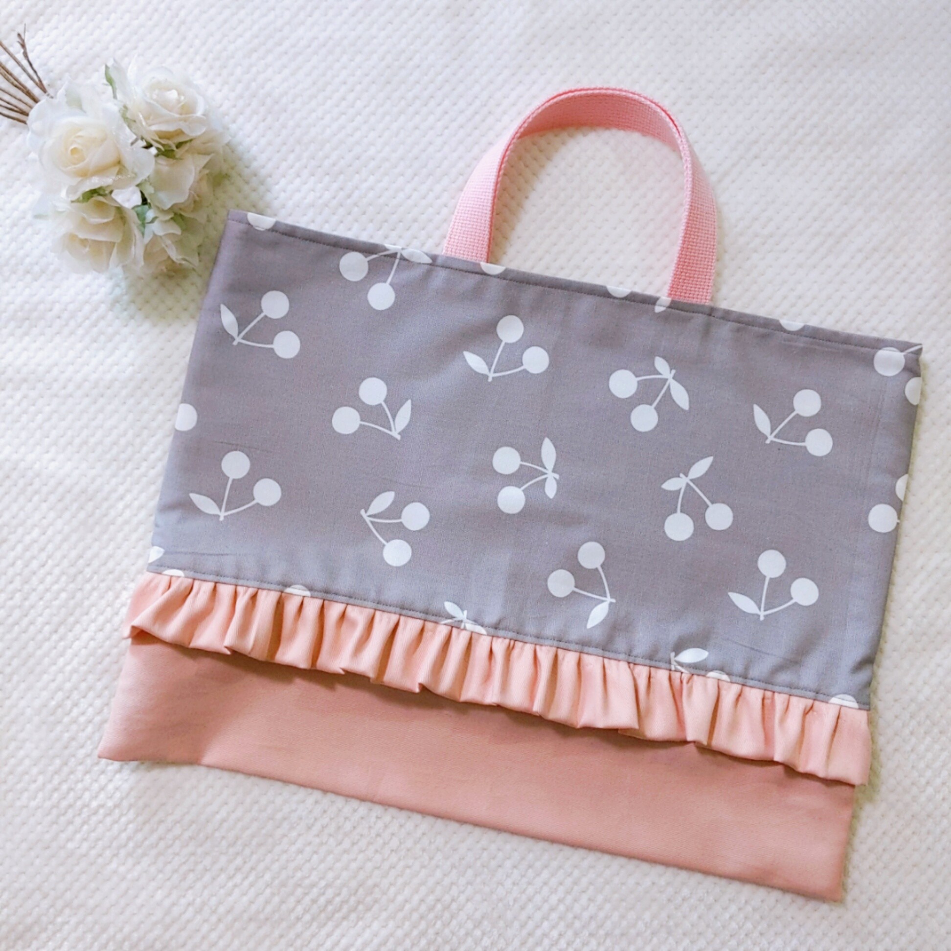 デコレクションズチェリー刺繍フリル付きレッスンバック上履き入れグレーくすみピンク デコレクションズ チェリー グレー フリル 上履き入れ 上靴入れ