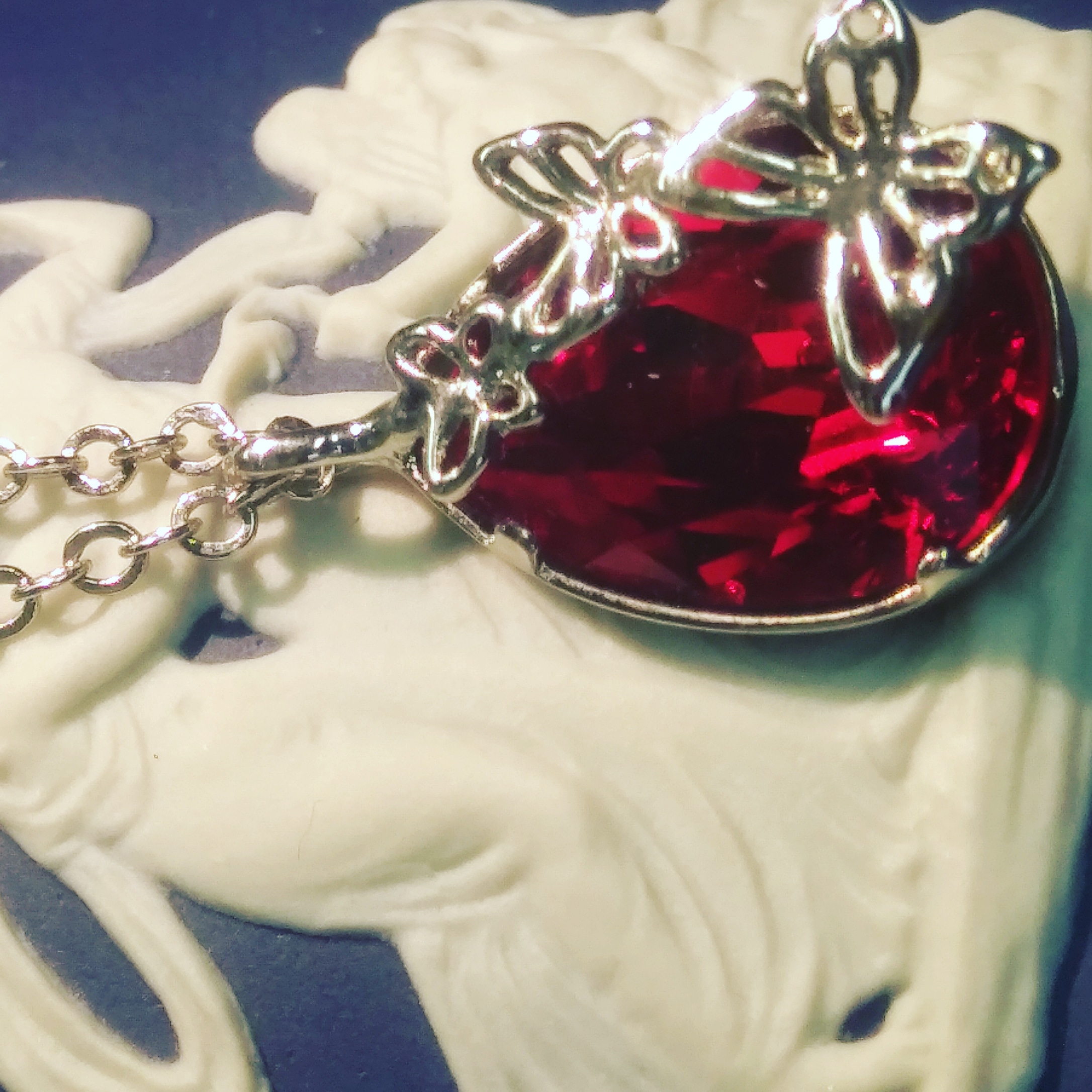 SWAROVSKIbutterfly～夢を掴むネックレス～ガーネット