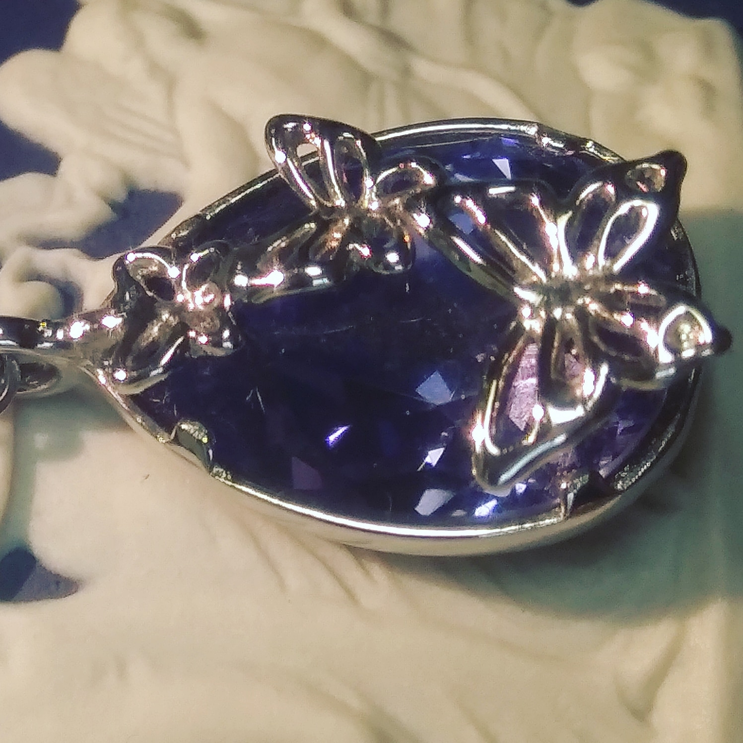 SWAROVSKIbutterfly～夢を掴むネックレス～アメジスト