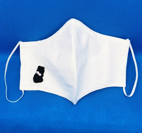 【SALE】ポケット付き 立体コットン×Wガーゼ 純白のやわらかコットンマスク 黒猫のワンポイント刺繍入り 2枚目の画像