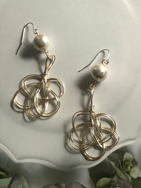 【メーカー公式ショップ】 金×銀ワイヤーアートの水引風ピアス ピアス（フック・チェーン ピアス