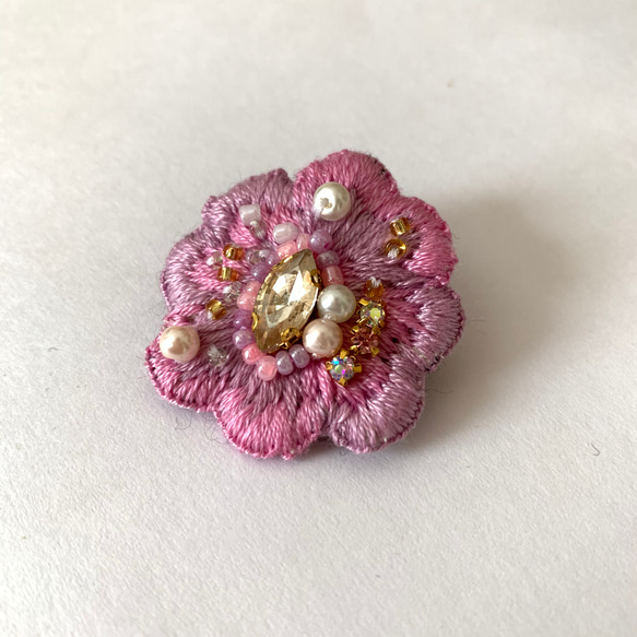 ブローチ》花のビーズ刺繍 ピンクパープル/パープル ブローチ 