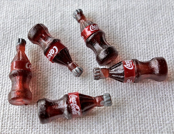 10個セット コーラ瓶 ミニチュアデコパーツ ドールハウス 1枚目の画像