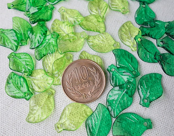 100個！ 20mm 春夏色葉っぱのアクリルパーツ ★ 3色ミックス 2枚目の画像