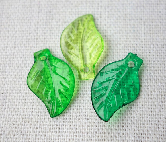 100個！ 20mm 春夏色葉っぱのアクリルパーツ ★ 3色ミックス 3枚目の画像
