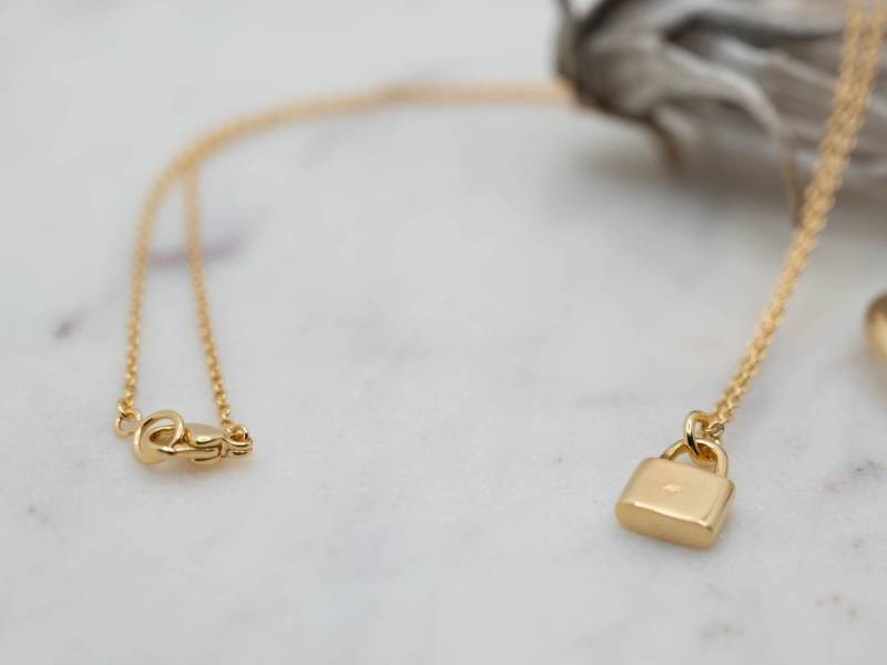キーロックネックレス　ゴールド