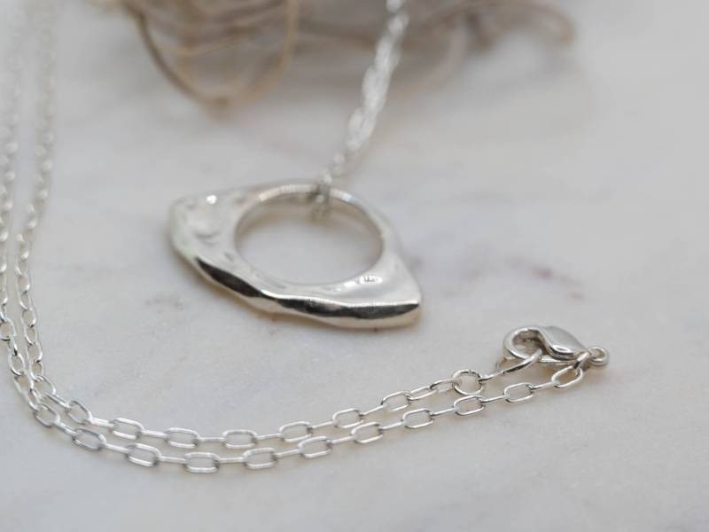 トライアングルネックレス