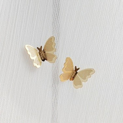 イヤリング ノンホールピアス 人気  痛くない ゴールド 蝶々 バタフライ 上品 華奢 小ぶり 大人 樹脂 イヤリング 8枚目の画像