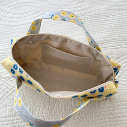 シマエナガ刺繍の横長バッグ　バッグインバッグ　メイク・コスメポーチ　BOXポーチ　刺繍　バッグ 4枚目の画像