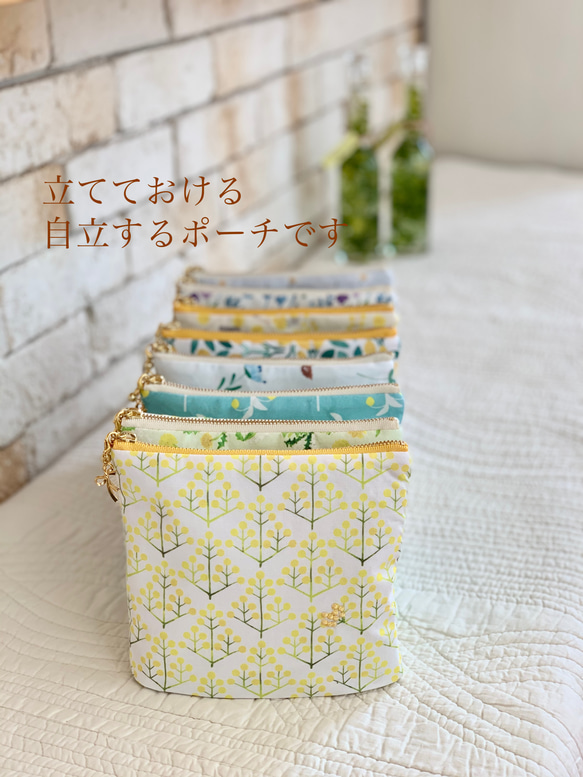 ボタニカルシリーズ　マーガレット柄のマーガレット刺繍　メイク・マスク・サニタリー　自立するポーチ 5枚目の画像