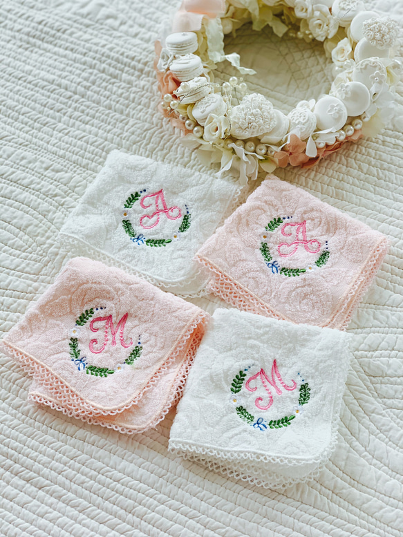 イニシャル刺繍　お花リース刺繍　ハンカチ　プレゼント 1枚目の画像