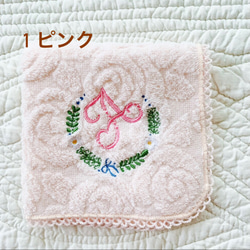 イニシャル刺繍　お花リース刺繍　ハンカチ　プレゼント 2枚目の画像