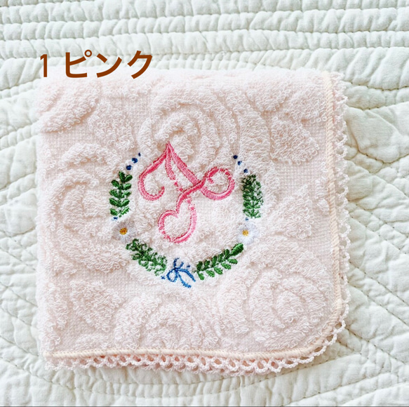 イニシャル刺繍　お花リース刺繍　ハンカチ　プレゼント 2枚目の画像