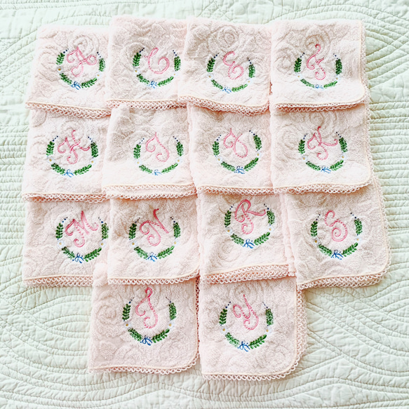 イニシャル刺繍　お花リース刺繍　ハンカチ　プレゼント 4枚目の画像